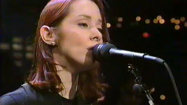 Suzanne Vega "Blood Sings" LIVE смотреть онлайн