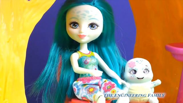 ASSISTANT visits the Mattel Enchantimals Panda Tree House Play set смотреть онлайн