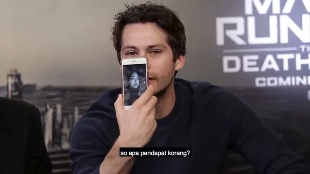 Maze Runner cast LOST IT to cheesy pickup-lines! смотреть онлайн