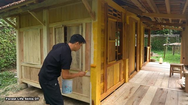 Paint The Severely Degraded Wooden House, Prepare To Welcome The New Year - Forest Life