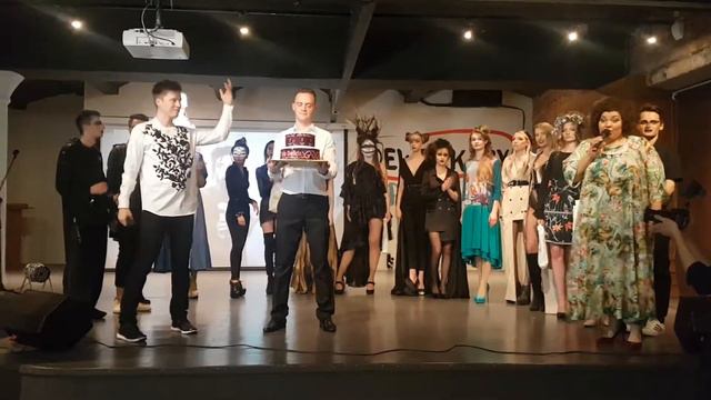 Ведущие Дмитрий Нестеров и Виктория Пьер-Мари поздравляют журнал Melon Rich! смотреть онлайн