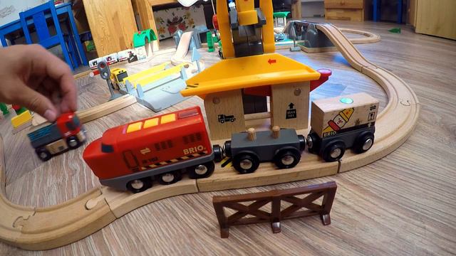Railway Brio, детская железная дорога Брио, играем поездом краном Брио и машинками. смотреть онлайн