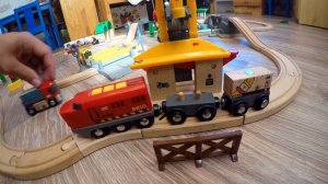Railway Brio, детская железная дорога Брио, играем поездом краном Брио и машинками.