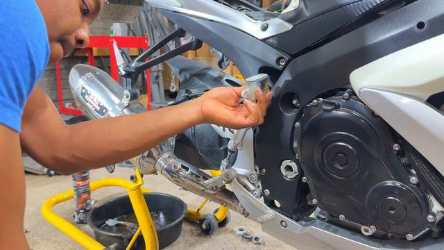 Restoring A Suzuki GSXR 750 (LOTS OF NEW PARTS) смотреть онлайн