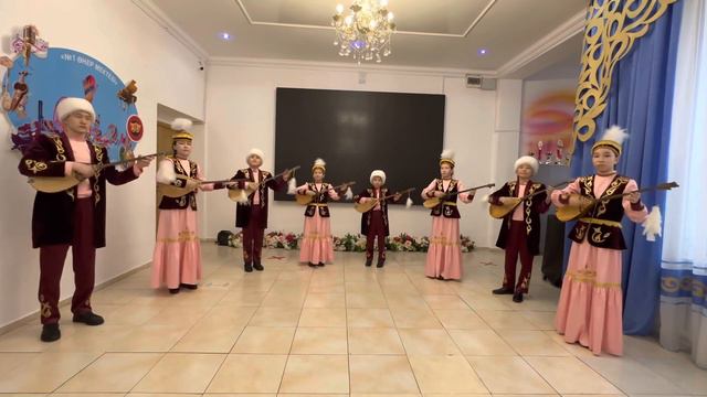 Манарбек Ержанов "Сайра бұлбұл". Орындайтын: "Аманат" дәстүрлі әншілер ансамблі смотреть онлайн