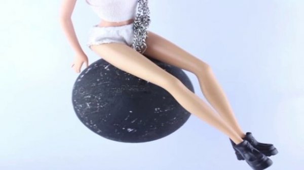 Wrecking ball - Miley Cyrus Music Video (Barbie parody)