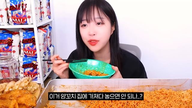 팔도에서 일냈다..마라맛 비빔면?!🔥 간단하게 10개와 양꼬치 꿔바로우 먹방 смотреть онлайн