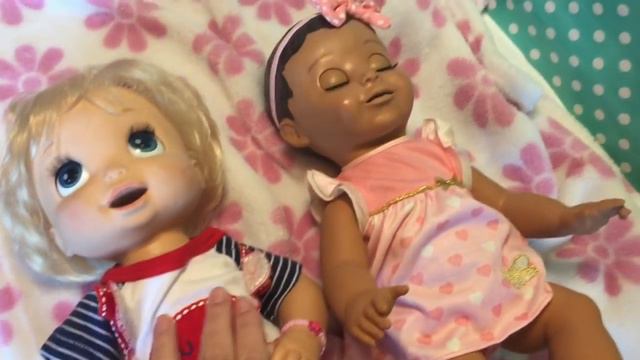 LUVABELLA Baby brunette brown eyes by spin master changing and playing with her смотреть онлайн