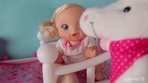 Куклы Беби Элайв не хотят спать, кормим из бутылочки / Зырики ТВ