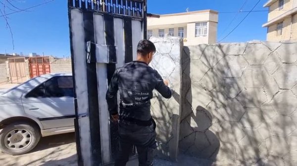 Mehdi's restlessness to reach Razia and his efforts to please Razia's father