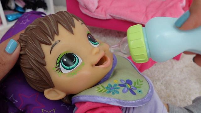 Feeding baby alive Darla a doll food packet baby doll morning Routine смотреть онлайн