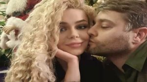 Взгляд счастливой женщины: Алина Гросу растрогала нежными новогодними фото с женихом.