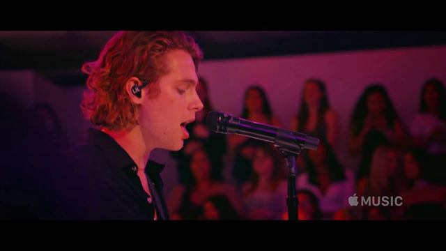 5 Seconds Of Summer (5SOS) - She Looks So Perfect (On The Record: Youngblood Live) смотреть онлайн