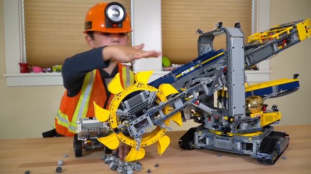 Cops and Robbers Pretend Play for Kids! Lego Bucket Wheel Excavator Toy Unboxing! | JackJackPlays смотреть онлайн
