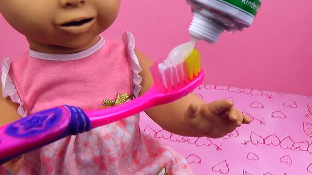 How to play with a baby doll and pretends to be a parent смотреть онлайн