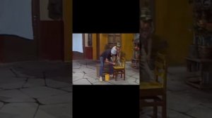 ¿Esta Pintando La Silla?El Chavo observa a Don Ramón  #silla  #preguntas #mirar #chaves #humor