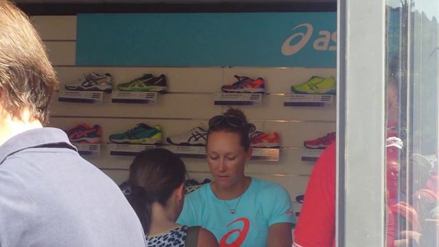 Samantha Stosur firma autografi nel villaggio del Foro Italico смотреть онлайн