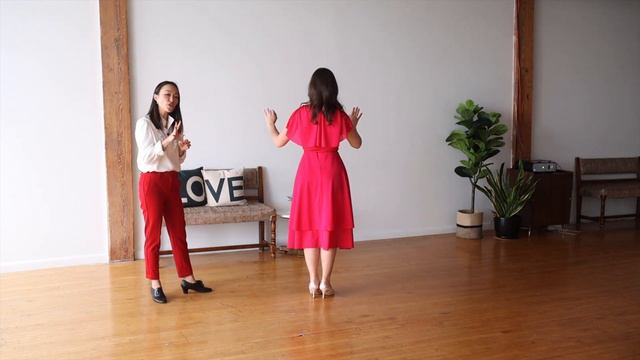 HOW TO SLOW DANCE WITH A PARTNER | Beginner Date Night Dance Lesson 💕 смотреть онлайн