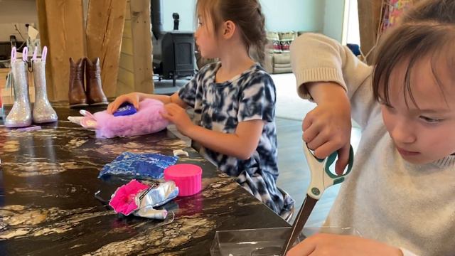 CUTE TWIN GIRLS UNBOXING OMG DOLLS B-GURL #omgdolls #twingirls смотреть онлайн