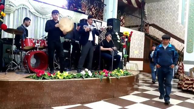 #azamxolmurodov #jonli Azam Xolmurodov - Farqi bor (jonli ijro) / Азам Холмуродов - Фарки бор смотреть онлайн