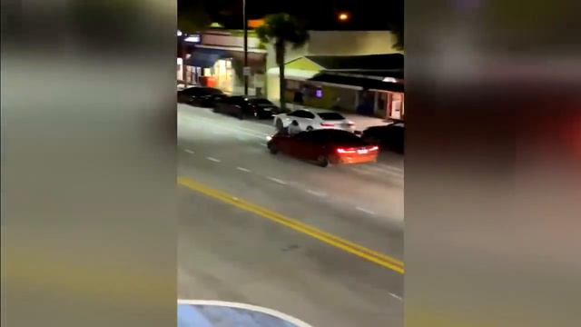 BMW owner jumps on hood of car as woman steals vehicle смотреть онлайн