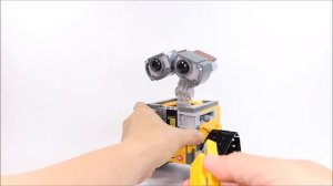 Disney Pixar Wall-E plays with Well-E BOOTLEGO Unofficial Set Video Review