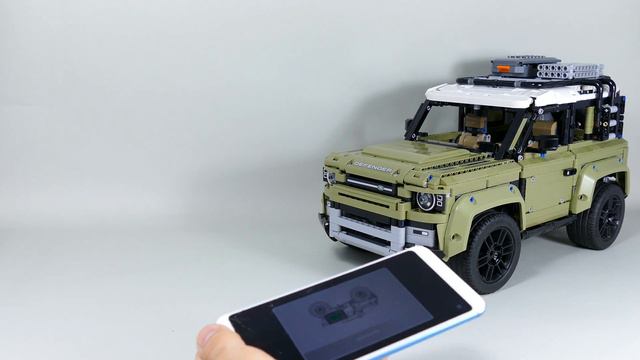RC Motorized Land Rover Defender LEGO Technic 42110 смотреть онлайн