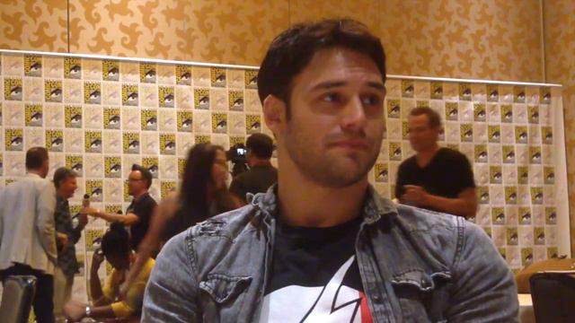 Ryan Guzman, 'Heroes Reborn' at SDCC смотреть онлайн