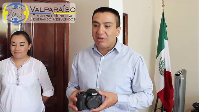 Eleuterio Ramos dona cámara fotográfica a Eduardo Herrera смотреть онлайн