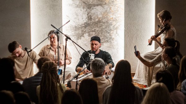 Киртан - Дхира Гауранга (Dhira | KMC | 108records | BestKirtan)