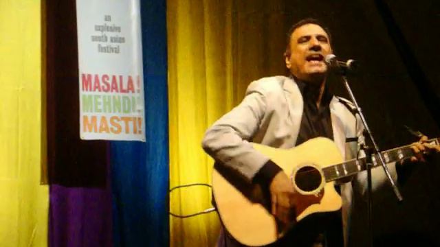 Boman Irani jamming on "Give Me Some Sunshine" at Masala Mehendi Masti 2010 - bluebandMusiq смотреть онлайн