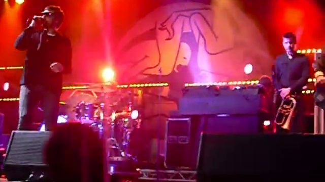 Kasabian - Underdog live in Ferrara смотреть онлайн