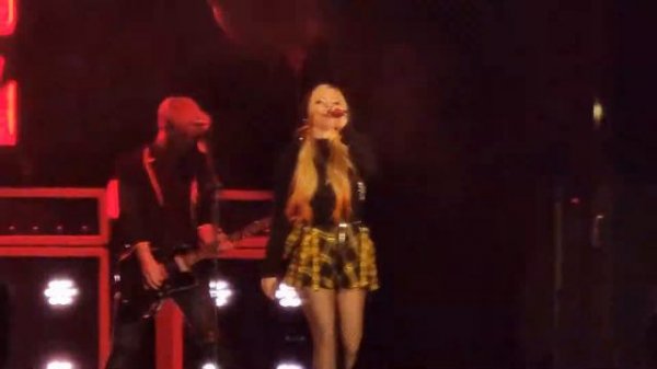 Avril Lavigne - Love Sux Tour - Lima, Peru - Cannonball / Bite Me.