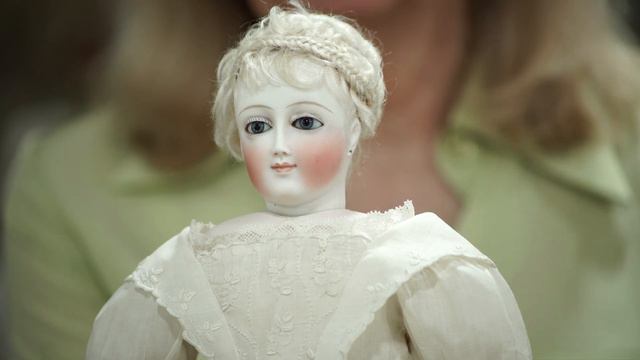"The Face in the Cameo" Part 3 of 5 - Rare Antique Dolls смотреть онлайн