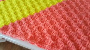 Детский плед связан из угла в угол.