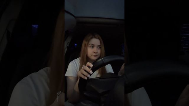 Девушка за рулем 😜 смотреть онлайн