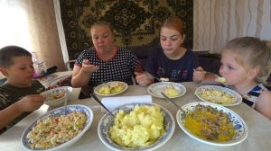 мукбанг пюре, подлива из пупочков и крабовый салат