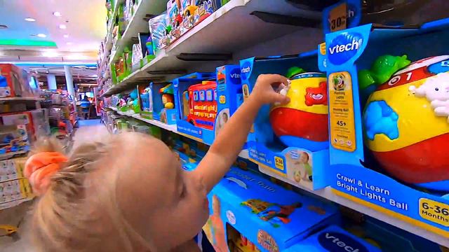 Ева нашла подарки и много Игрушек, куклы в Магазине смотреть онлайн