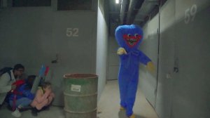 ПОППИ ПЛЕЙТАЙМ в ЛАБИРИНТЕ ИГРЫ в КАЛЬМАРА! Он НАС ПОЙМАЕТ! Хагги Вагги в реальной жизни!