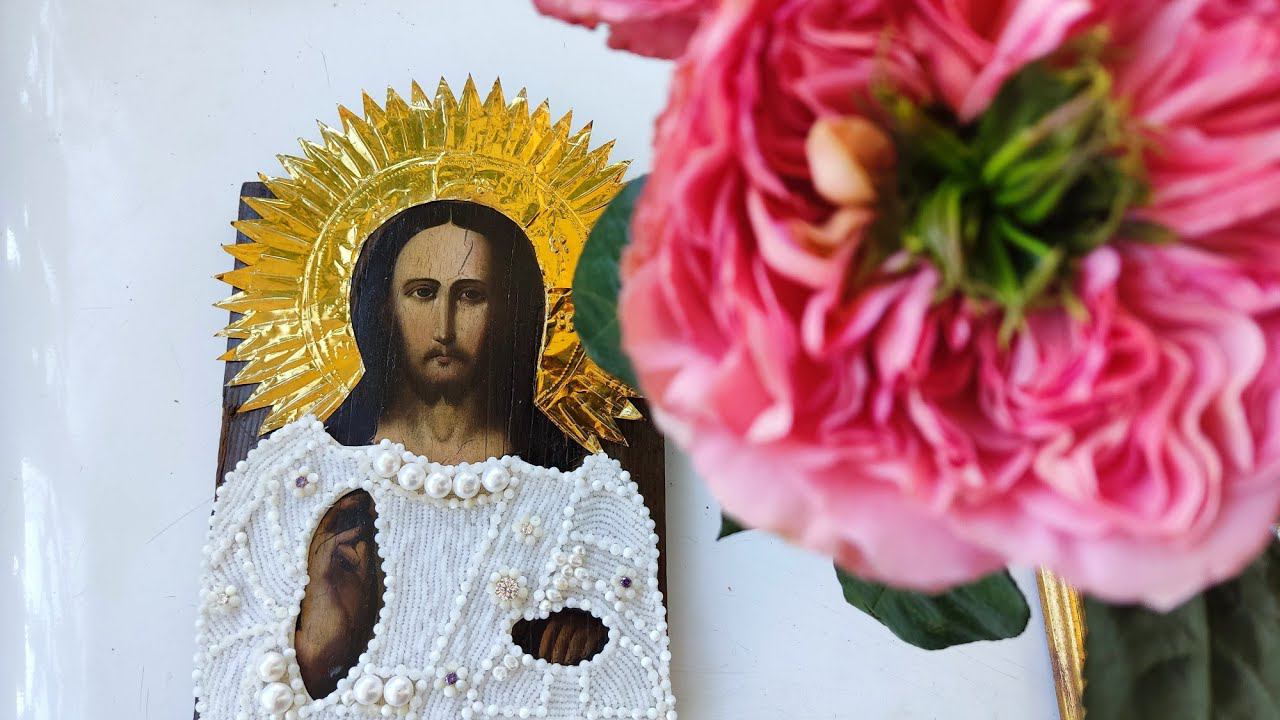 Васина икона крупным планом. Вышивал ребенок 11 лет. Вышивка зафиксирована на иконе с помощью клея.