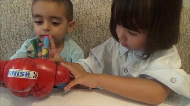 Играем в доктора Делаем укол Человеку пауку Делаем укол машинкам смотреть онлайн