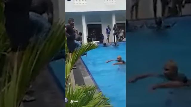سريلانكا. الرئيس يفر ورئيس الوزراء والمتظاهرون الغاضبون يقتحمون القصر واجتماع عاجل لبحث حالة الفرا смотреть онлайн