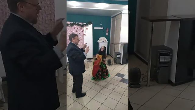оригинальное поздравление с днем рождения. цыганские пляски#бурый мишка#ростовая кукла#глазов смотреть онлайн
