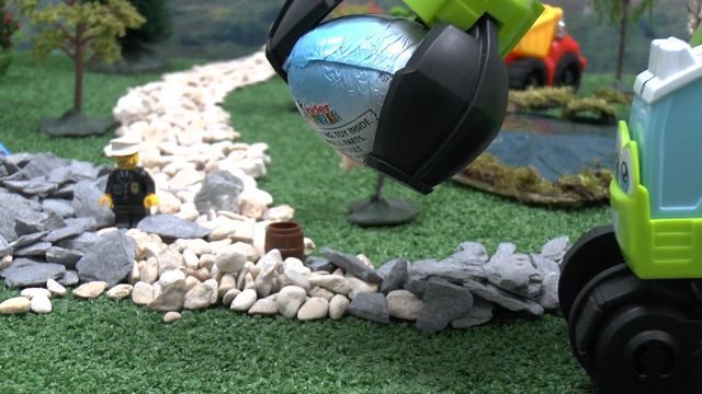 Play Doh Diggin Rigs help Lego Minifigures to mine in the tunnel смотреть онлайн