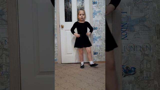 Мишка с куклой бойко топают