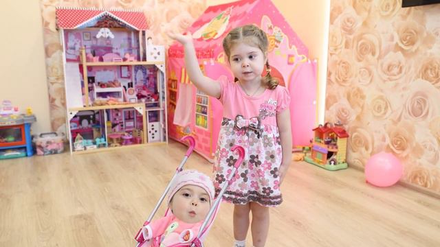 Ева играет с живой куклой