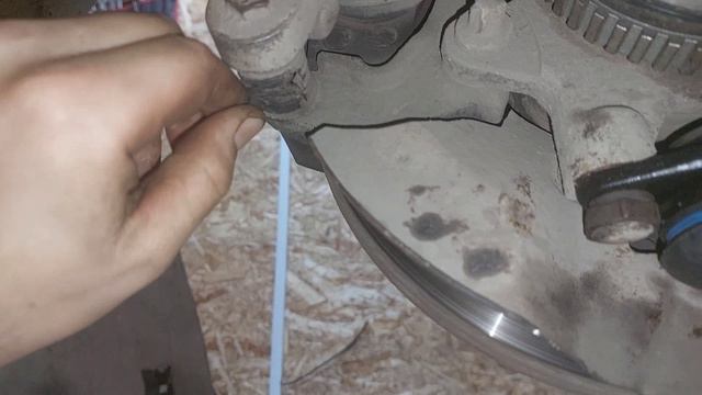 Будни в гараже. Замена сайлентблоков в передних рычагах, а также замена тормозных колодок и дисков. смотреть онлайн