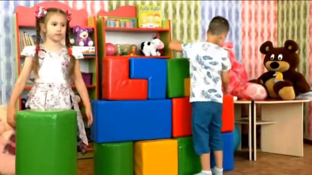 Таня и Сережа построили дом из кубиков / Гусеница все поломала / Веселая игра / Детский канал смотреть онлайн