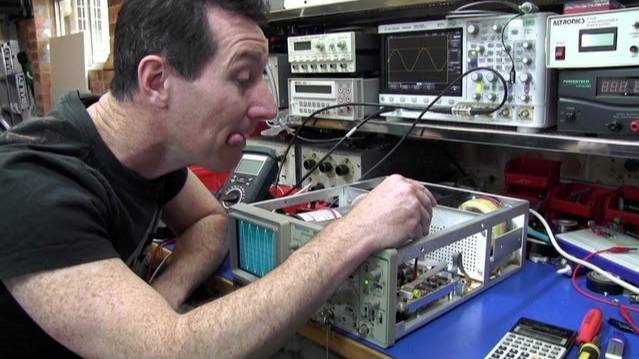 Tektronix 2225 Oscilloscope Teardown And Calibration - EEVblog #208