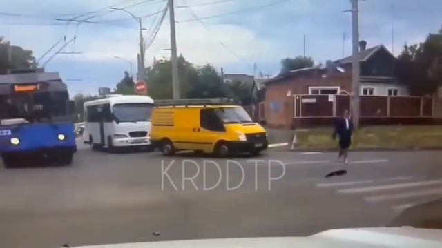 🚃 В Краснодаре троллейбус врезался в школьницу🥺 смотреть онлайн
